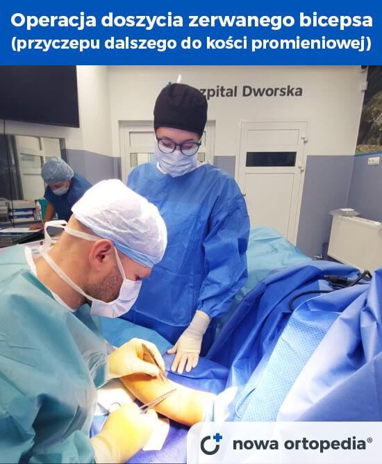 lekarz ortopeda przeprowadzający operację zerwanego bicepsa na sali operacyjnej w krakowie
